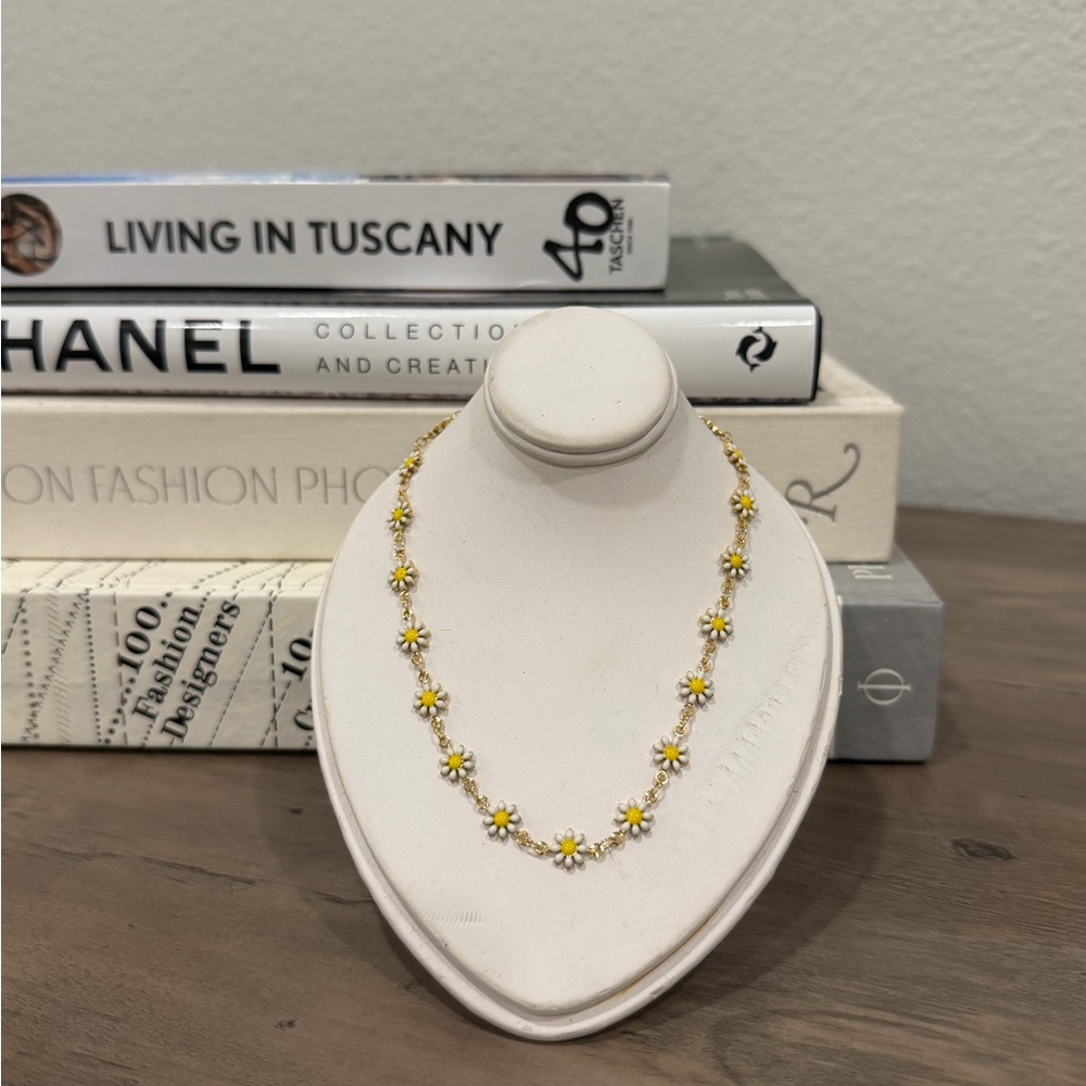Elegant Gold Daisy Necklace